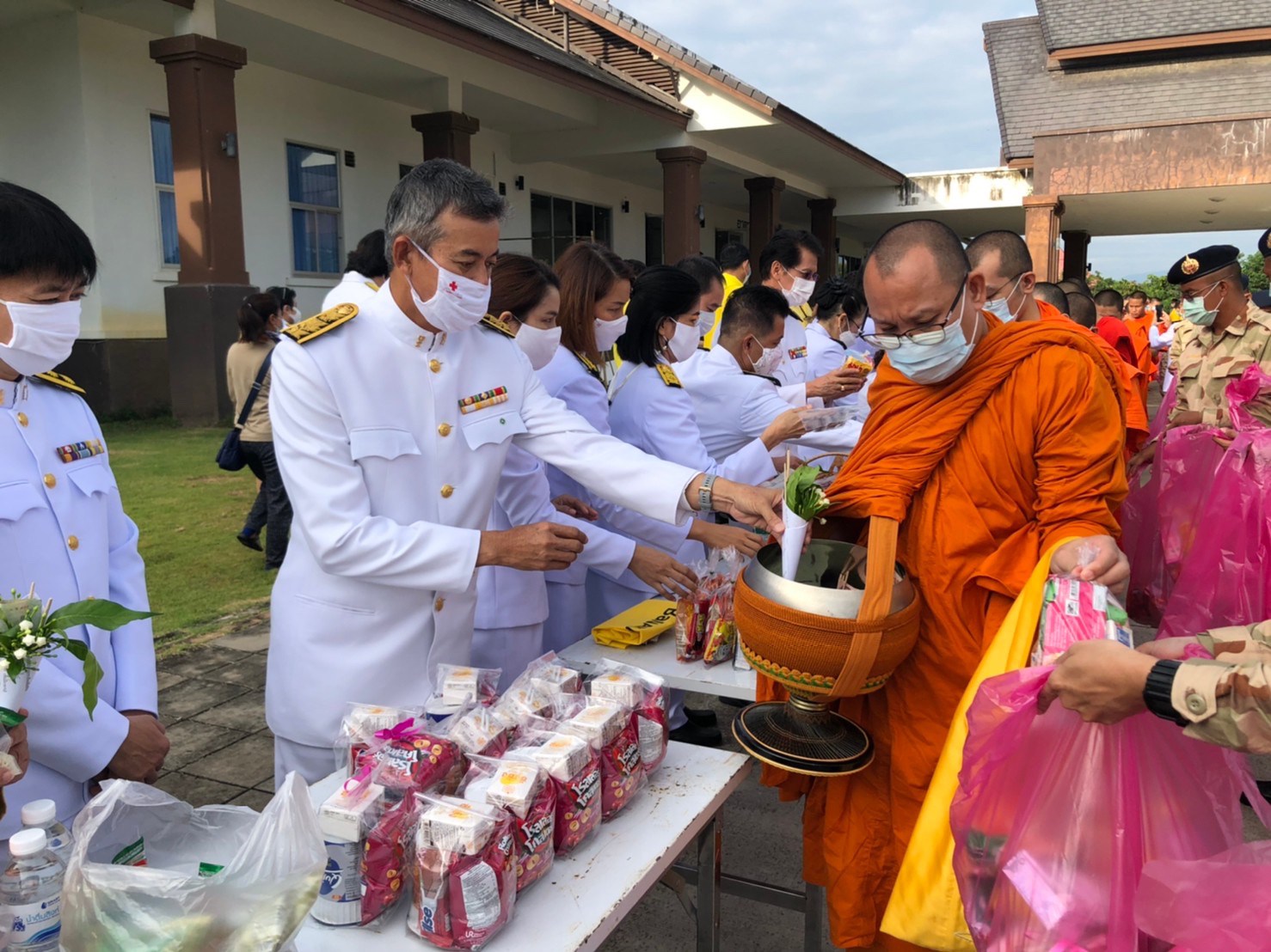 ﻿สำนักงานบังคับคดีกลุ่มจังหวัดที่ 5 (Sandbox) ร่วมกิจกรรมทำบุญตักบาตร เนื่องในวันคล้ายวันสวรรคต พระบาทสมเด็จพระบรมชนกาธิเบศร มหาภูมิพลอดุลยเดชมหาราช บรมนาถบพิตร 13 ตุลาคม 2563